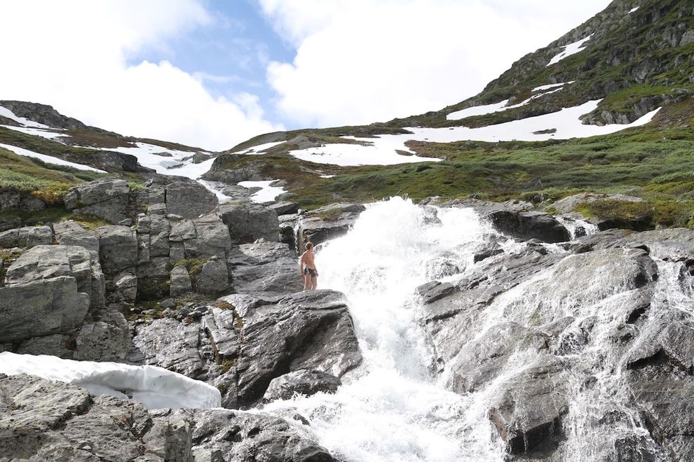 bading i isvann foss