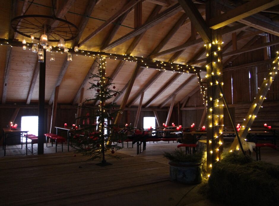 julepyntet låve