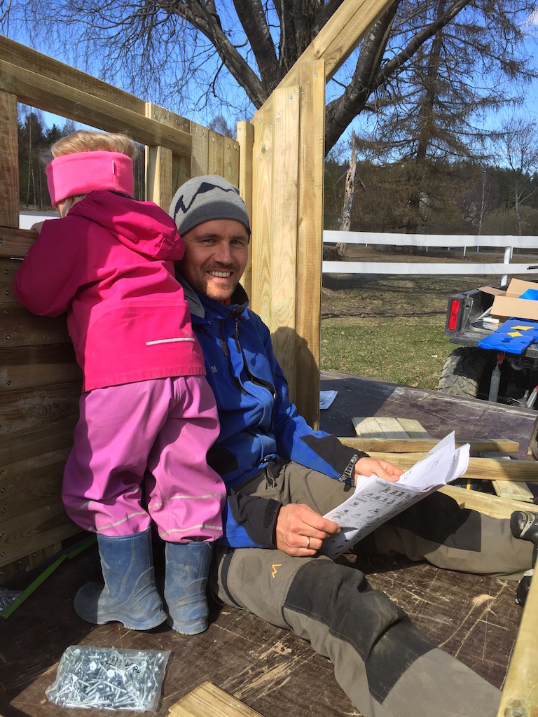 bygging av jungle gym playhouse kalatrebarna 