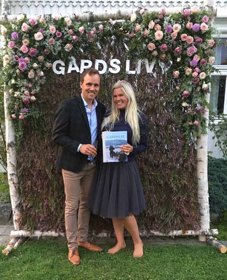 lanseringsfest gardsliv ekte og eventyrlig blomstervegg